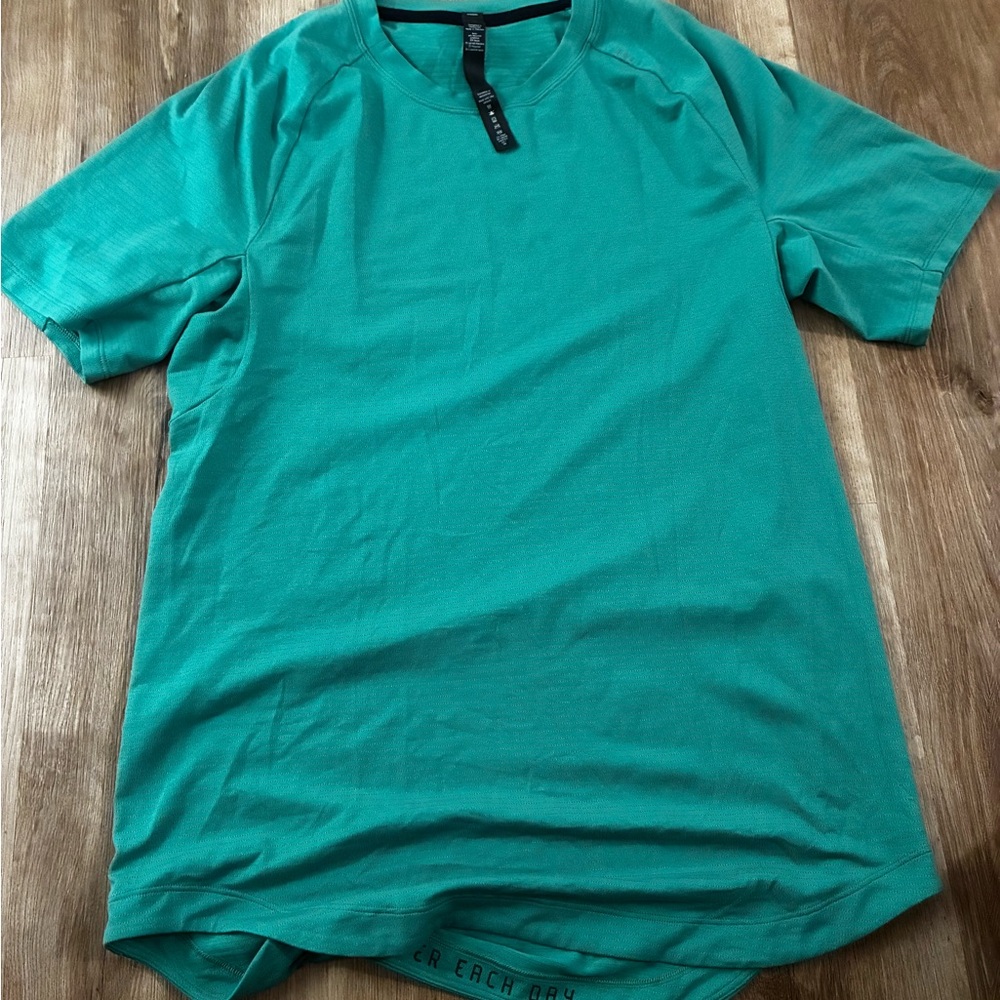Lululemon Men's Green T-Shirt